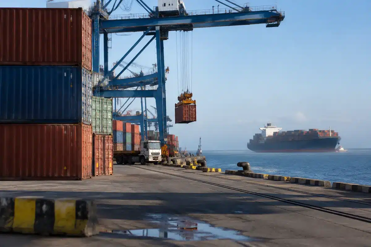 Suez riprende il 63% del traffico container Asia-Europa: consegne più veloci?