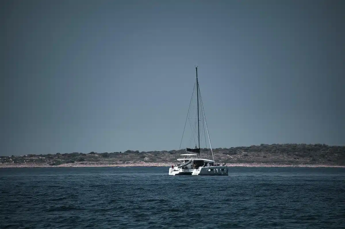 Cantiere navale con scafo di grande yacht a vela in costruzione