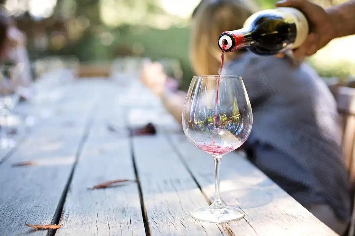 Cena conviviale e barche esposte nei cantieri navali con pubblico